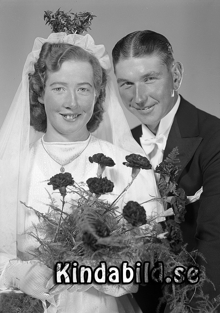 Martin Josefsson Svana Norra Vi
raja
Brudpar

raja
Martin Josefsson född 1913 i Norra Vi. Han gifte sig med Ragnhild Margit Ottilia Humör född 1924 i Tidersrum. Son Bo Staffan född 1945 i Eksjö.
Familjen bodde 1950 i Edhult Askeryd.
Källa: Folkräkning 1950 
Källa: Gerd Pettersson

Nyckelord: Josefsson Norra Vi