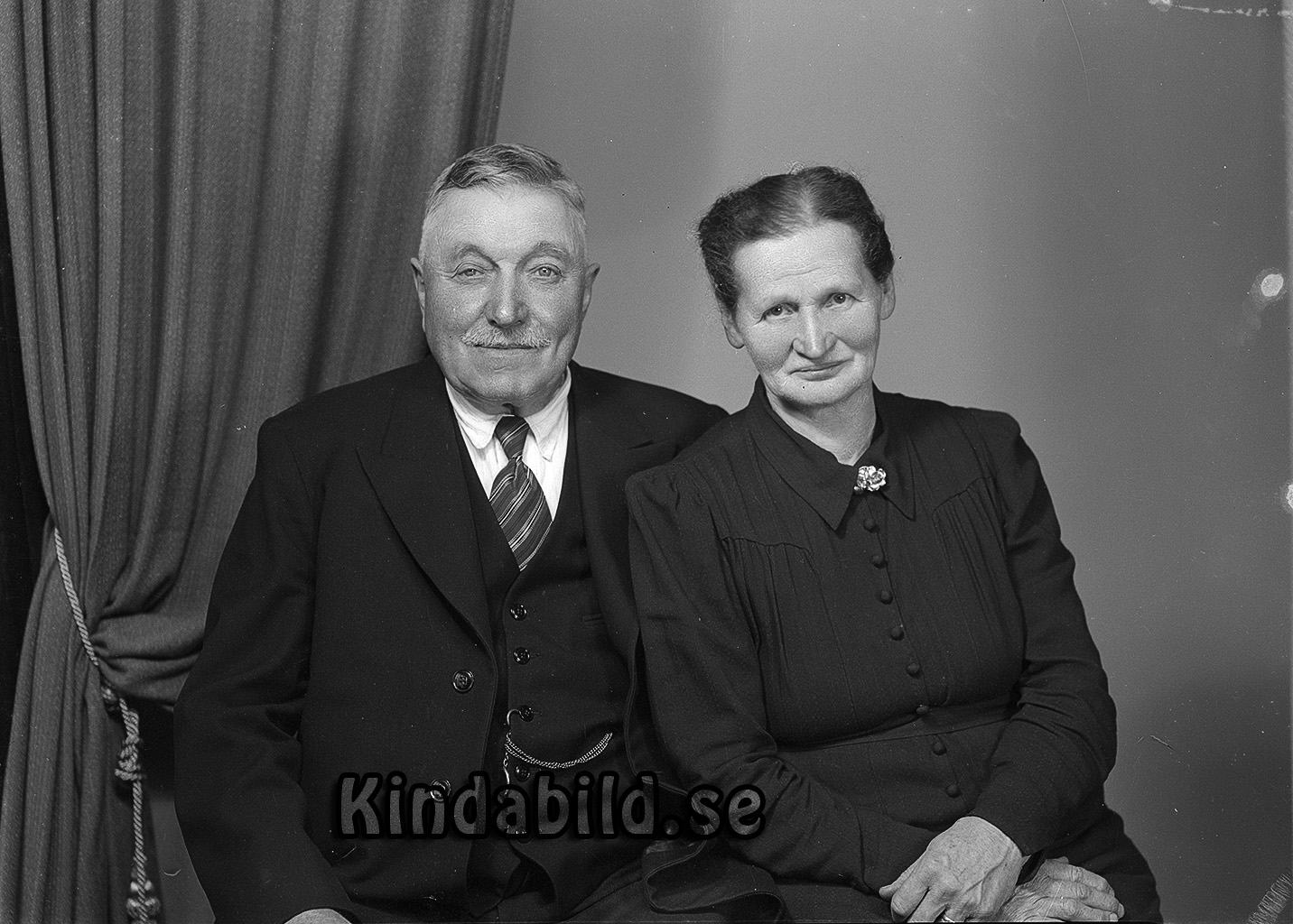 Hjalmar Johansson Skälhamra Hägerstad
raja
Man o kvinna han klädd i kostym hon i klänning

raja
Hjalmar Johansson född 1872 i Åtvid och Josefina Maria född 1874 i Oppeby,
Barn: Ingrid Matilda född 1897 i Åtvid.
Nils Hjalmar född i Skälhamra 1900
Folke Gustav Harald född 1904 i Hägerstad.
Källa: Folkräkning 1860-1947 
Källa: Gerd Pettersson

Nyckelord: Johansson Hägerstad
