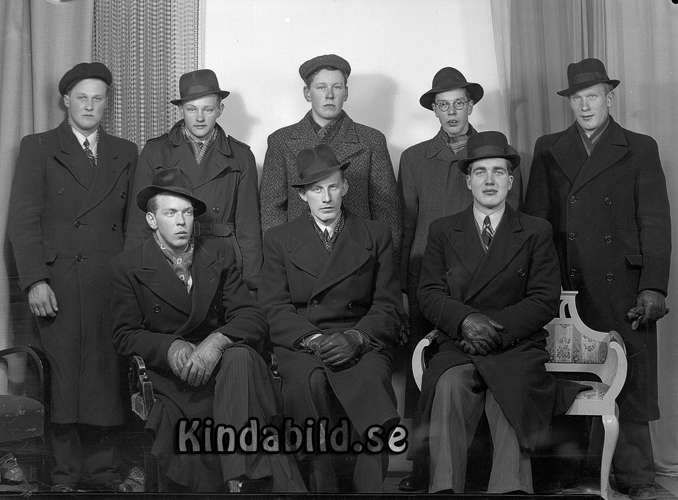 Ingvar Sixtensson Österby Hycklinge
raja
En grupp män klädda ytterrockar hattar och handskar
Nyckelord: Sixtensson Hycklinge