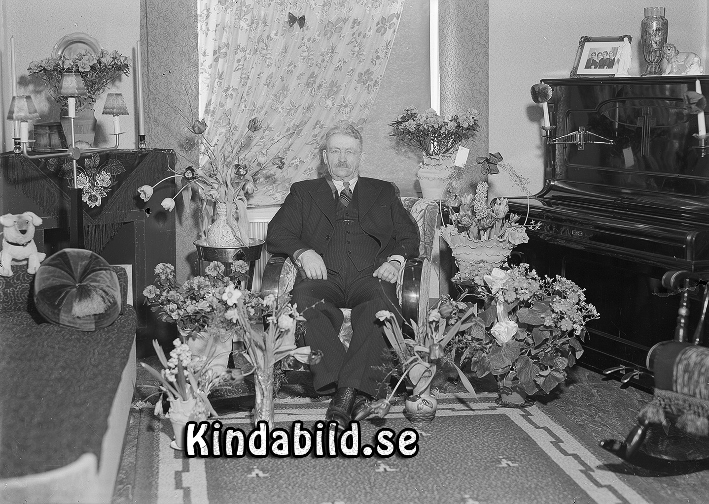 Herr Arvidsson Baren Kisa
raja
Man klädd i skjorta slips och kavaj

raja
Han var far till Karl Arvid som var murare i Kisa.
 Källa: Studiegruppen hembygdsgården 
Nyckelord: Arvidsson Kisa