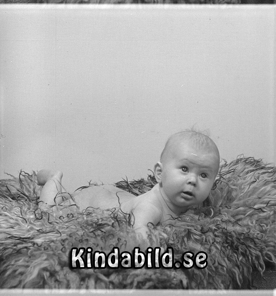 Monika Holmström Egna Hem Kisa
raja
Liten flicka som ligger på en fäll

raja
Monica Holmström född 1942 i Kisa. dotter till butiksföreståndare Stig Oskar Emanuel Holmström född 1917 i Kisa och hans hustru Anna född Andersson 1915 i Gärdserum.
Systern till Monica hette Barbro född 1945 i Kisa.
'Källa: Folkräkning 1950 
Källa: Studiegruppen hembygdsgården

Nyckelord: Holmström Kisa