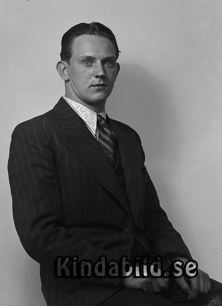 Vpl Forslund 8372 3:komp B5. P2 Hälsingborg 
raja
Man klädd i skjorta slips och kavaj

raja
Gereon Forslund född 1921. 
Källa: Gerd Pettersson

Nyckelord: Forslund Hälsingborg