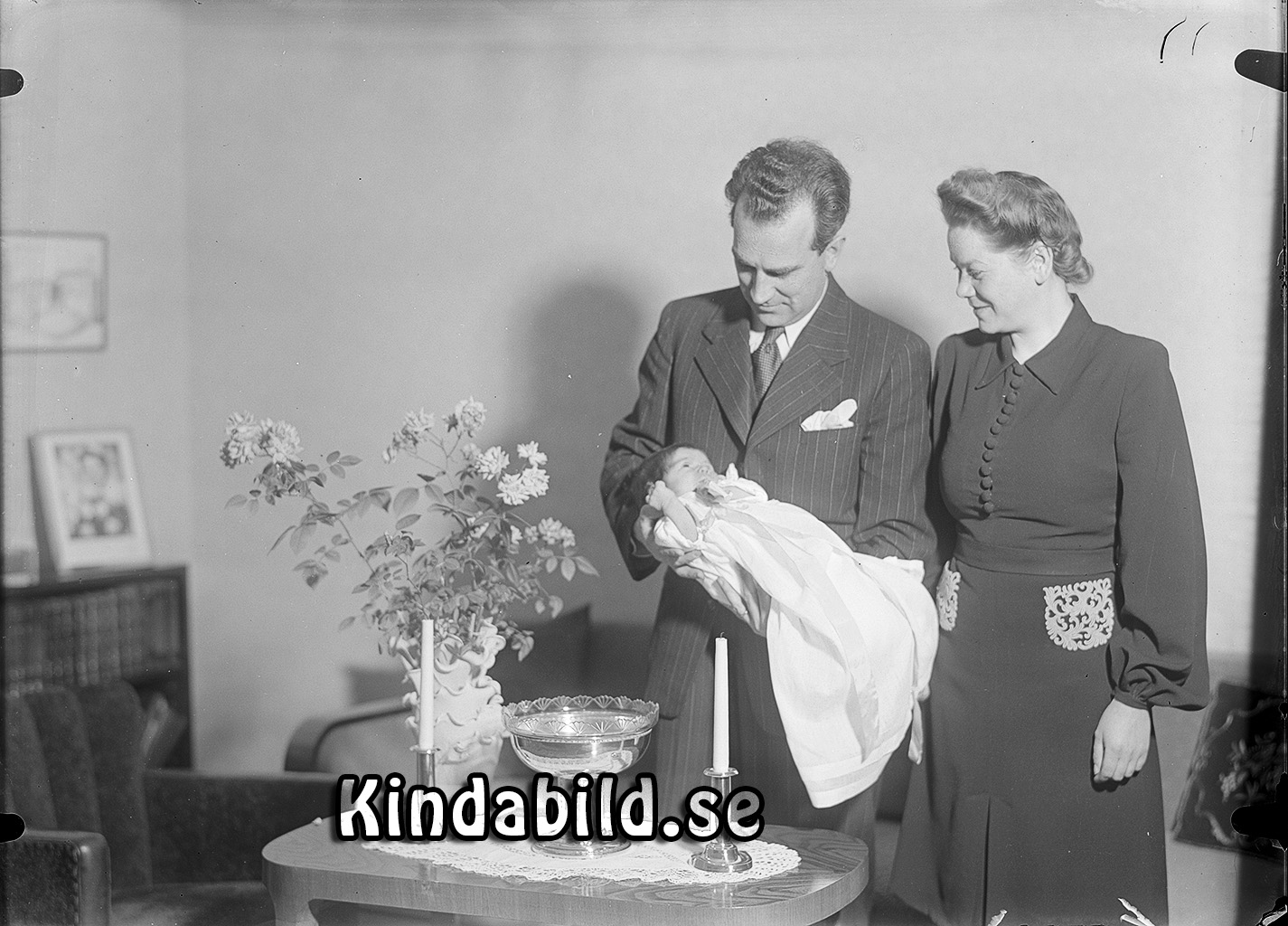 Familjen Magnusson Kisa
raja
Man o kvinna som håller ett litet barn i famnen

raja
Martin och Karin Magnusson med sonen Magnus.
 Martin förestod herravdelning på Sandströms Mode i Kisa.
 Martin Magnusson var född 1905 i Månsarp Jönköpings län och Karin var född 1916 i Göteborg.
 Systern Anna-Karin "Kisa-Magnusson" var född 1949
 och Ing-Marie född 1955.
 Magnus utbildade sig till präst.
 Källa: Studiegruppen hembygdsgården och Folkräkning 1970 
Nyckelord: Magnusson Kisa