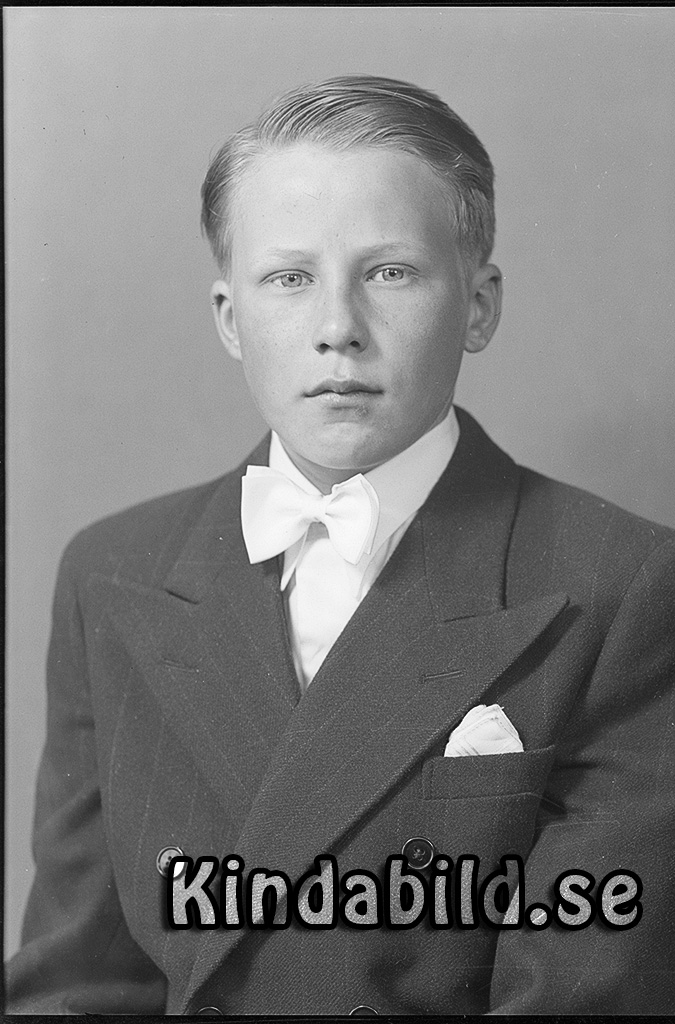 Lennart Boberg Kjettestorp Kisa 
raja
Konfirmationsfoto 

raja
Lennart Boberg född 1928 i Kisa, son till Tor och Elin Boberg Kjettestorp.
 Syskonen heter Sara och Margareta.
 Lennart Boberg gift med Annika Bolling född 1938 i Malexander.
 Barn: Magnus och Henrik
 Källa: Studiegruppen hembygdsgården 
Nyckelord: Boberg Kisa