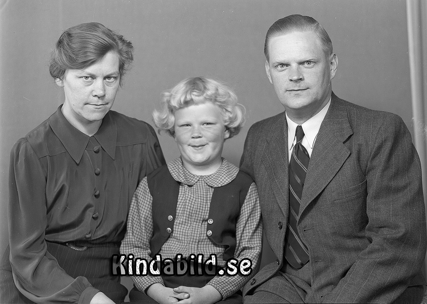 Pastor Sam Larsson Kisa
raja
Mor o Far med sitt barn 

Nyckelord: Larsson Kisa