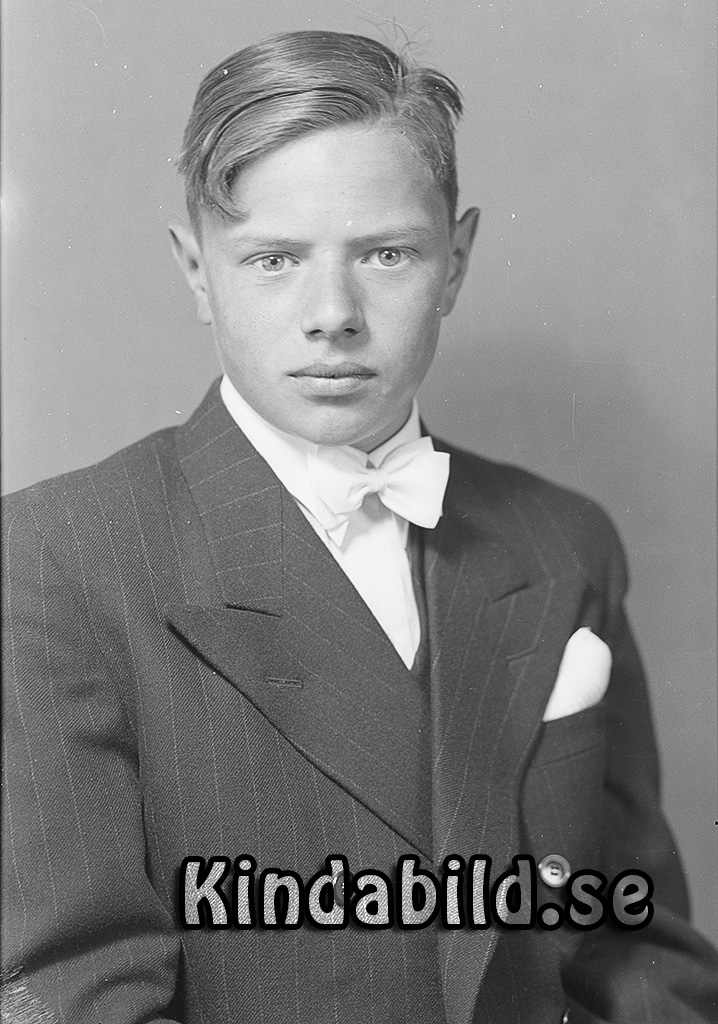 Arne Eriksson Knoppetorp Kisa
raja
Konfirmationsfoto

raja
Arne Hugo Eriksson född 1929 i Kisa, son till Hugo Eriksson och Anna född Bröthlin
 Syster till Arne är Birgitta gift med Jan Andersson från Äpplerum Horn.
 Arne gift med Nina Svensson från Karlsberg Bjärkeryd Kisa.. De fick två barn Per och Eva-Lena.
 Källa: Studiegruppen hembygdsgården 
Nyckelord: Eriksson Kisa