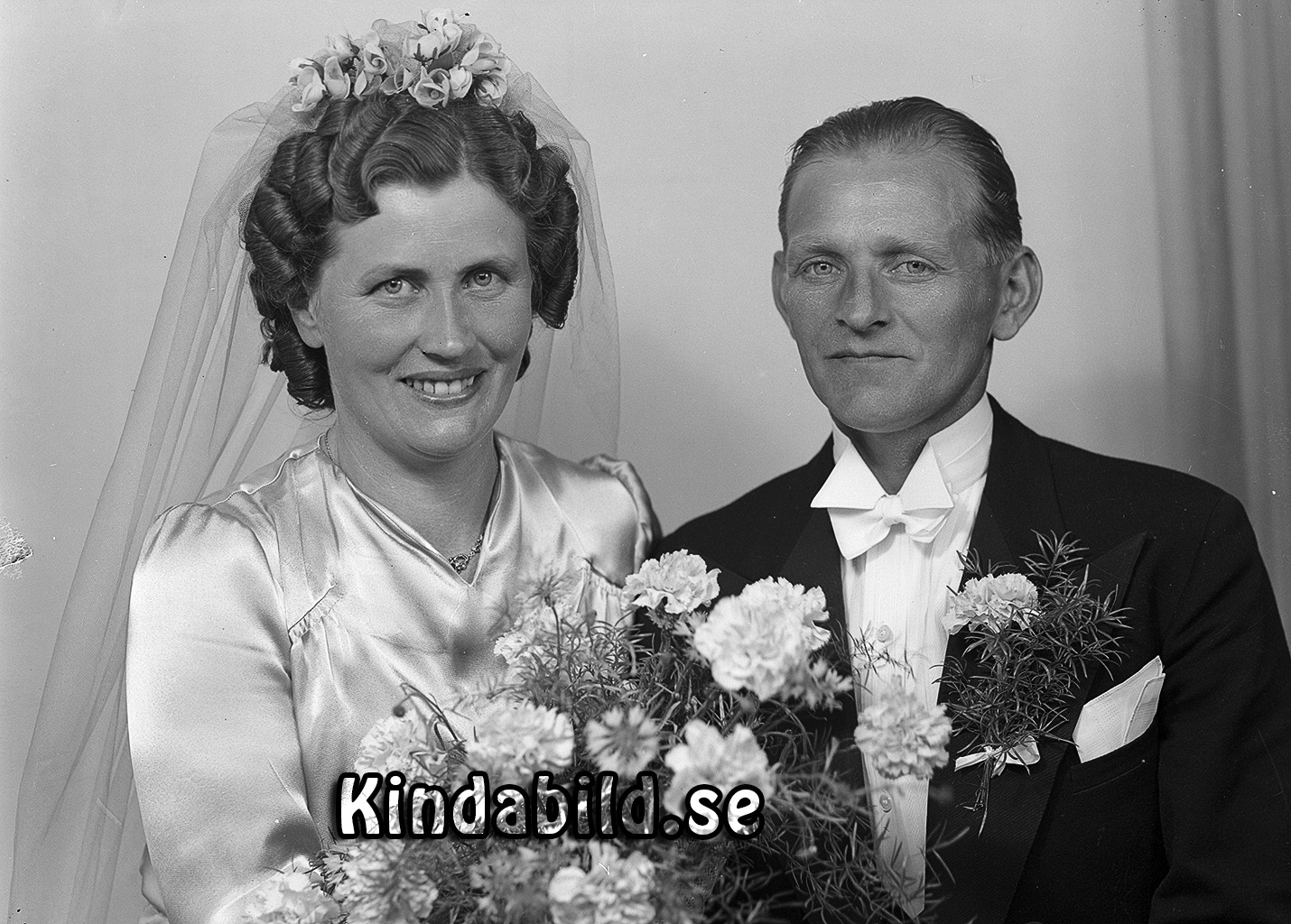 Hugo Johansson Slätmon
raja
Brudpar

raja
Hugo Emil Johansson född 1904 i Västra Eneby, från Gullringen och Edit Maria Elisabet Karlsson född 1910 från Revantorp Västra Eneby.
1950 bosatta i Linköping. Söner Bernt-Olof, Stig och Sven. 
Lena Källa: Gerd Pettersson


Nyckelord: Johansson Slätmon
