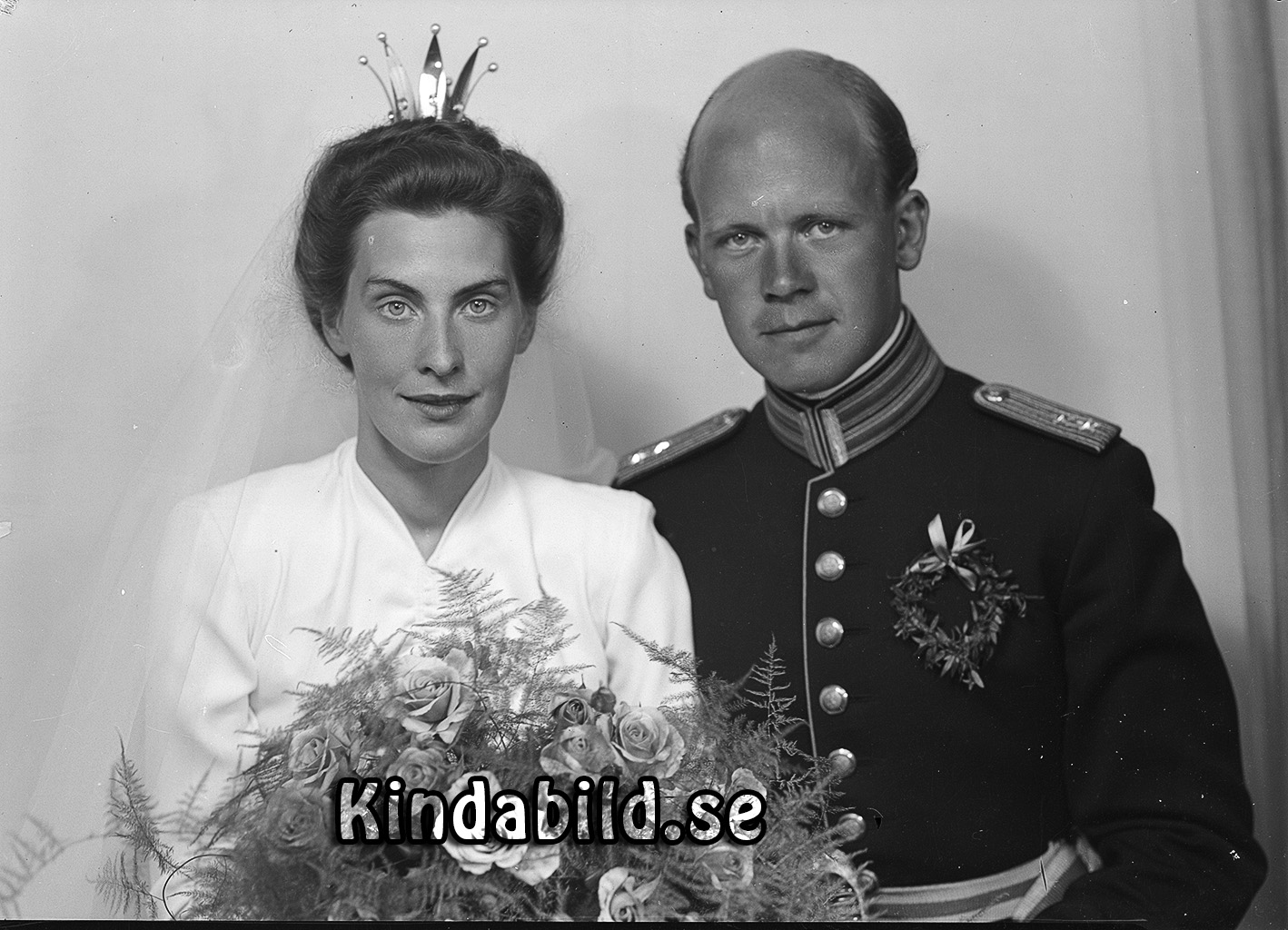 Löjtnant Sture Eriksson Pansaregementet Strängnäs
raja
Brudpar

raja
Bruden Britta Svensson född 1918 i Kisa är dotter till Oskar Svensson och hans hustru Ester född Johansson Skeby Skaraborgs län.
Brudens bror var Harry Svensson
Familjen innehade Kisa Mekaniska Verkstad vid Ådala Kisa.
Bruden är faster till Bo Svensson Kisa Mekaniska Verkstad.
Brudgummen Sture Eriksson född 1915 i Stockholm.
1950 bodde de i Strängnäs Sture är kapten och Birgitta "Britta" är folkskollärare.
Barn: Lena född 1945 i Eskilstuna och Nils John Vilhelm född 1949.
Källa: Folkräkning 1950 
Lena Källa: Gerd Pettersson

Nyckelord: Eriksson Strängnäs