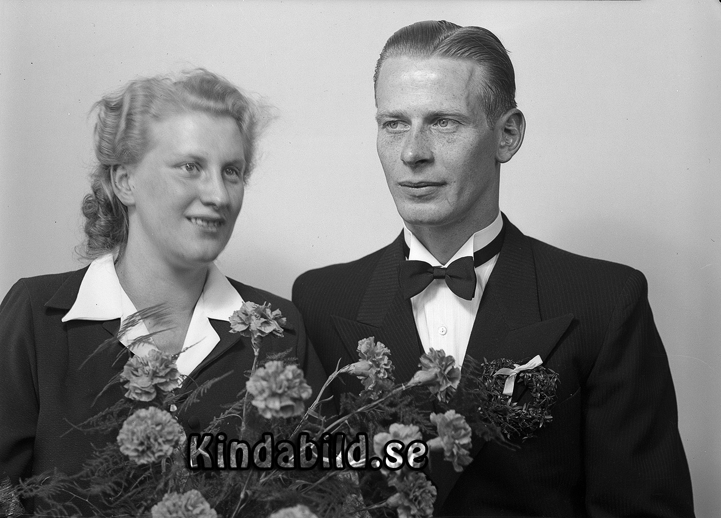 Nils Pihl Kisa
raja
Brudpar

raja
Nils Pihl född 1916 i Kisa, son till polisman Pihl.
 Nils Pihl gift med Svea född Isaksson 1919 i Kisa.
 1950 bodde de i Lindhem Hitthem. Dottern heter Lillemor.
 Nils Pihl arbetade hos Sme-Sven och i Långasjönäs Pappersbruk.
 Källa: Studiegruppen hembygdsgården och Folkräkning 1950 

Nyckelord: Pihl Kisa