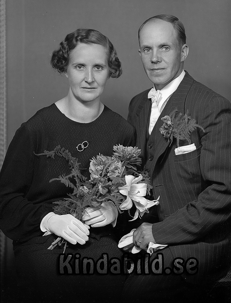 Clas Carlsson Månstorp Tidersrum
raja
Brudpar

raja
Skogsarbetare Klas Oskar Karlsson född 1913 i Tidersrum och Agnes Alfrida född Andersson 1911 i Kisa
Barn: Bertil och Anita
1950 bodde familjen i Gölekullen Kopperarp Tidersrum.
Källa: Folkräkning 1950 
Källa: Gerd Pettersson

Nyckelord: Carlsson Tidersrum