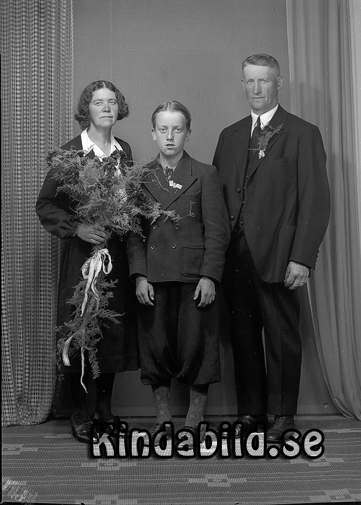 Ernst Gustavsson Högtomta Kisa
raja
Brudpar med en marskalk 

Ernst Gustafsson född 1888 i kisa med hustru Signe Erika Liljeblad född 1891 i Ekeby med sonen Ernst Erik Helmer född 1930 i Kisa,
Sonen gift med Ingrid Eva Monika född 1933 i Ulrika.
1970 bodde de i Finnerödja och hade två barn.
Källa; Kyrkoarkiv Kisa 
Källa: Gerd Pettersson


Nyckelord: Gustavsson Kisa