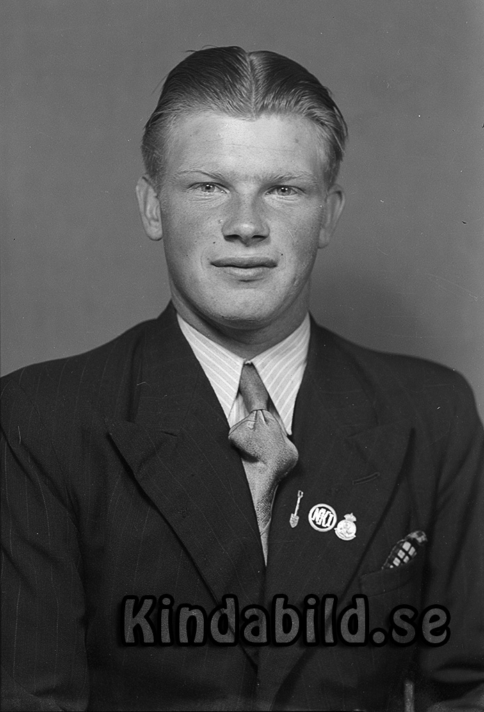 Gerh Jonasson Brokullen Kisa
raja
Man klädd i skjorta slips och kavaj

raja
Gerhard Hans Evald Jonasson född 1924 i Växjö. Han var maskinist på Brokullens Såg. 1943 flyttade till Kisa och 1947 bodde han i Hjälmseryd och 1949 i Vetlanda.
Källa; Kyrkoarkiv Kisa och Folkräkning 1950 
Källa: Gerd Pettersson

Nyckelord: Jonasson Kisa