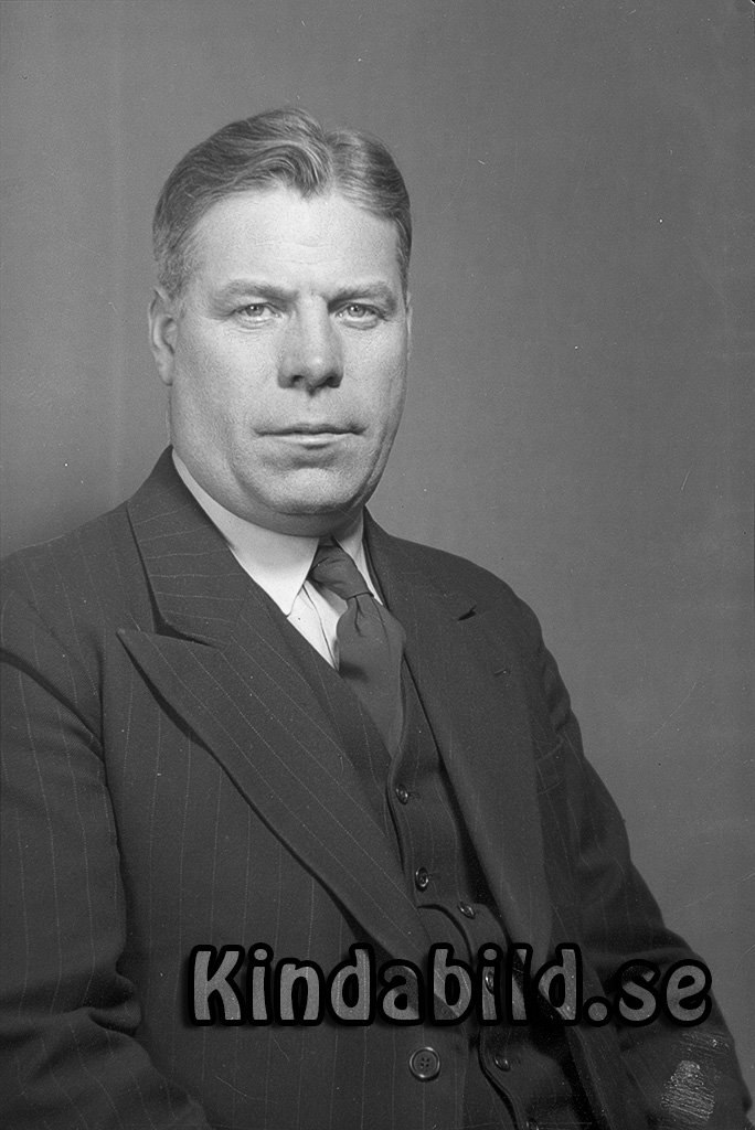Carl Larsson Kisa
raja
Man klädd i skjorta slips och kavaj

Nyckelord: Larsson Kisa