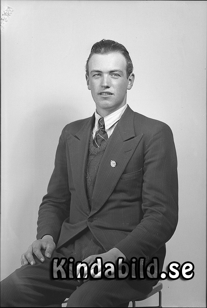 Valentin Johansson Berga Slätmon
raja
Man klädd i skjorta slips och kavaj

raja
Gustaf Valentin Johansson född 1923 i Västra Eneby, son till Pauli Hollon Valentin Johansson född 1896 i Oppeby och Mimmi Augusta född Gustafsson 1898 i Locknevi.
 Syskon till Valentin:
 Britta Margit Viola född 1926 i Västra Eneby
 Rut Peggy Marianne född 1927 i Västra Eneby
 Birger Bengt Runar född 1932
 Valentin var gift med Signhild Matilda Elisabet född 1920 i Västra Eneby
 Barn: Inger och Nils-Erik
 Familjen bodde i Björkbacka Rimforsa 1970 
 Valentin var med och bildade Slätmons BK
 Källa: Studiegruppen hembygdsgården, Kyrkoarkiv Västra Eneby

 
Nyckelord: Johansson Slätmon