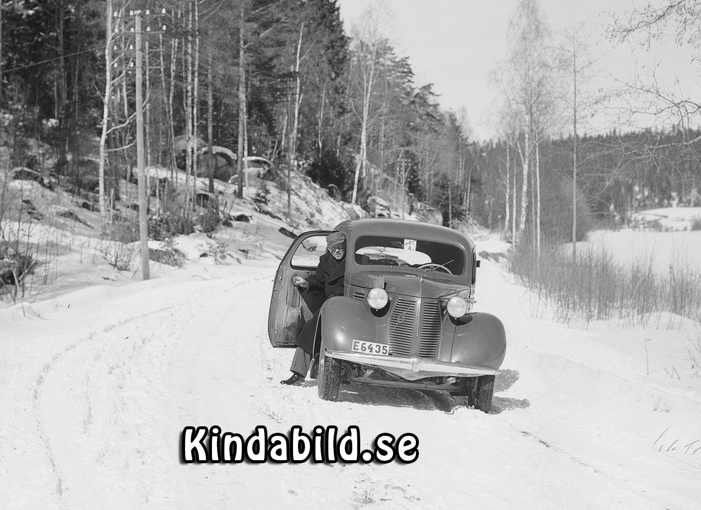 Övermontör David Pettersson Kisa
raja
Vinterklädd man med sin gengasdrivna bil

raja
David Pettersson "Montör-Pelle", förman vid Forskraft.
 Bilen, en Volvo PV 56 årsm 1939 med gengasaggregatet "Eftertanken" Volvos egna aggregat.
 Bilderna är tagna i Granliderna Gamla Kalmarvägen, ovanför Karslberg. Backen kallades förr Djeknegransliderna,
 Källa: Studiegruppen hembygdsgården och FB-sidan "Du vet tt du är från Kisa...".
Nyckelord: Pettersson Kisa