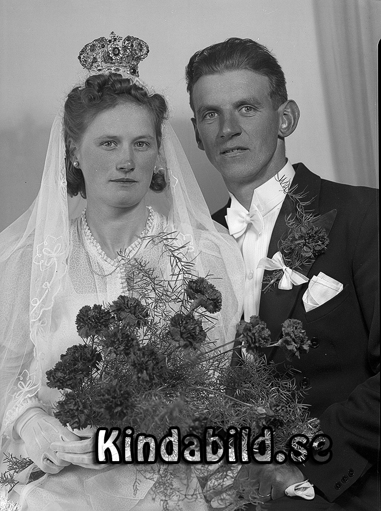 Göte Andersson Gäddefall Kisa
raja
Brudpar
gepe
Göte och Greta Andersson
Göte född 1915 i Kisa och Greta född 1920 i Hycklinge. De hade sonen Lars född 1945 i Kisa.
1970 bodde familjen i Tranås enl Folkräkningen

Nyckelord: Andersson Kisa