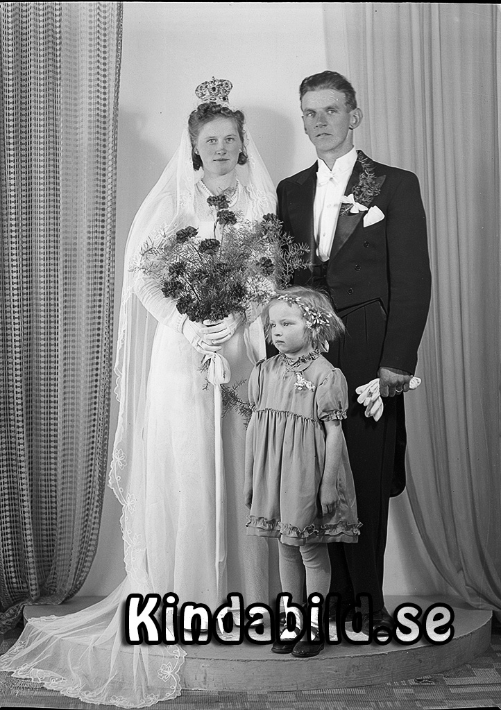 Göte Andersson Gäddefall Kisa
raja
Brudpar med brudtärna

gepe
Greta och Göte Andersson. Brudnäbben är Gretas lillasyster Wivan.

raja
Göte Andersson född 1915, son till Gottfrid Andersson och Märta Augusta Vilhelmina född 1889 i Horn. Brodern hette Sixten född 1916. Modern dog 1918.
Källa: Folkräkning 1860-1947 
Källa: Gerd Pettersson


Nyckelord: Andersson Kisa