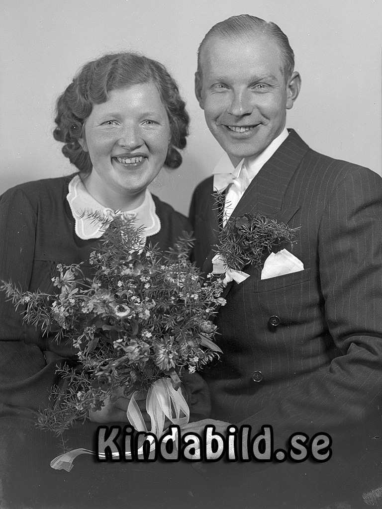 Alf Lindell Kisa
raja
Brudpar

raja
Alf Lindell född 1913 i Vimmerby och Ester Margit Viola född Svahn 1919 i Järstorp Jönköpings län.
Alf arbetade som gjuteriarbetare. 1950 bodde familjen i Åkerdala.
Barn: Gun-Britt född 1943 i Kisa
Gunnar född 1945
Göran född 1947
Stig född 1949
Inga-Britt född 1953
Kristina född 1956
Bo född 1959
Källa: Folkräkning 1950 och 1960 
Källa: Gerd Pettersson

Nyckelord: Lindell Kisa