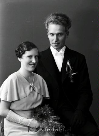 Erik Ottosson Årtesmåla Horn
raja
Erik Ottosson
Brudpar

raja
Erik Ottosson född 1912 i Horn gift 1935 med Greta född 1916 i Västra Eneby. De fick barnen Gunbritt och Sigbert (född 1939)
De var arrendatorer i Norrhult Tidersrum enl Sv Bebyg. 1950. 
Källa: Gerd Pettersson

Nyckelord: Ottosson Årtesmåla