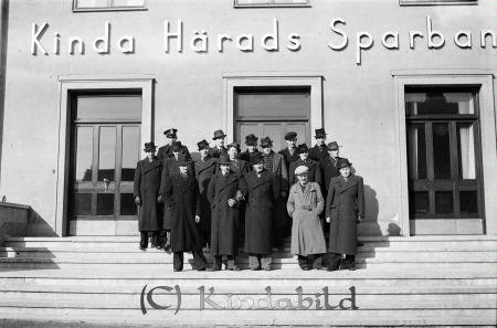 Kinda Härads Sparbank
raja
Kinda Härads Sparbank
Grupporträtt 17 st män var av en polis står på trappan framför sparbanken
Nyckelord: Kinda Härads Sparbank