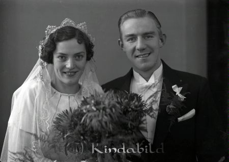 Roos Eva Arnold Kisa
raja
Roos Eva Arnold 
Brudpar

raja
Eva och Arnold Roos.De fick barnen Evan,Gert och Rosita.Arnold hade fiskaffär i Svea. 
Källa: margareta

raja
Eva var syster med Olle Albertsson. Pappan hette Albert Andersson.
Källa: Studiegruppen hembygdsgården. 

raja
Började med fiskaffär i Hemgården 
Källa: Göran Djurstedt
Nyckelord: Roos Kisa