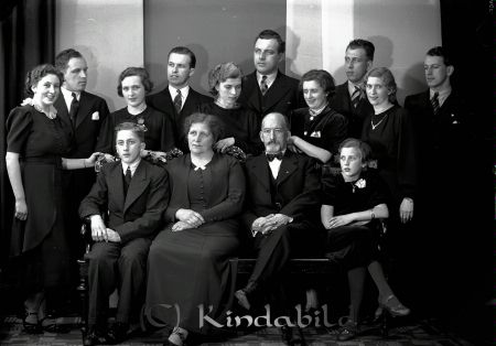 Familjen Gothnier
raja
Familjen Gothnier
Familjeporträtt 

raja
Axel och Helga Gothnier med familj. Helga Kristina född Forslund 1882 i Värna, död 1965 i Linköping. Axel död 1943.'
1910 -1918 drev Axel Gothnier egen rörelse i Rimforsa Sist nämnda år tog han över Lundholms firma i Kisa och flyttade sin verksamhet dit. Produktionen omfattade alla slag av stoppmöbler och seldon för hästar, markis- och gardinarbeten samt bilsadelmakeri. Sonen Torsten född 1908 övertog firman 1931.
Källa: Sv dödbok. och Sv Privata Företagare, tryckt 1942. 
Källa: Gerd Pettersson

Nyckelord: Familjen Gothnier