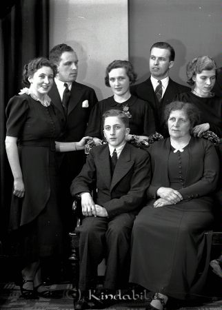 Familjen Gothnier
raja
Familjen Gothnier
Familjeporträtt
Nyckelord: Familjen Gothnier