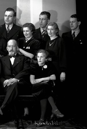 Familjen Gothnier
raja
Familjen Gothnier
Familjeporträtt
Nyckelord: Familjen Gothnier
