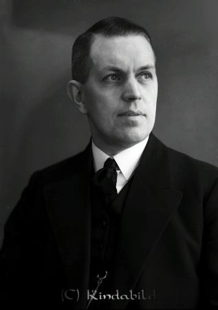 Fritz Karlsson Kisa
raja
Fritz Karlsson 
Porträtt-Man

raja
Fritz jobbade som skräddare på Eklunds Kappfabrik under Rudolf Eklunds regi. Han var gift med Inga, flicknamn Karestig och deras son hette Arne Ladde.
 Källa: Studiegruppen Hembygdsgården 
Nyckelord: Karlsson Kisa