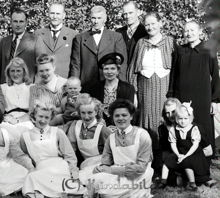 Personalen vid Kisa lasarett
raja
Andra raden till höger fru Stahre.
Bakre raden fr vänster: Underläkare Sillén, Adolf Stahre, vaktmästare Eriksson, vaktmästare Ture Johansson med fru och sist Elin Åberg sömmerska.
Källa: Alice Jakobsson-Olsson 

raja
Rättelse: Vaktmästare Thuresson heter Johansson, Ture Valdemar Johansson. Sönerna antog däremot namnet Thuresson efter "mäster".

Källa: Emthu


