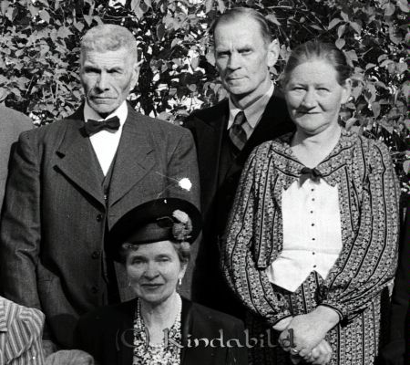 Personalen vid Kisa lasarett
raja
fr v: Vaktmästare Eriksson, vaktmästare T V Johansson med fru Hildur Johansson
/Emil


