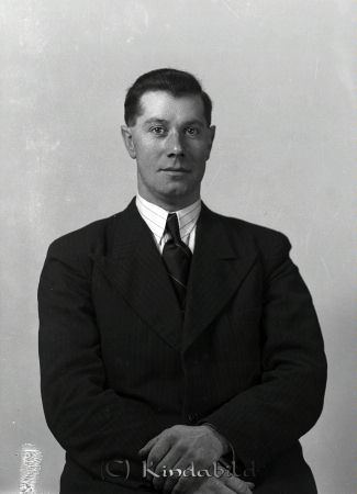 Porträtt-Man
raja
Porträtt-Man

raja
Kan vara Ivar Karlsson i Forsbo Rimforsa?
 Källa: Studiegruppen hembygdsgården. 
Nyckelord: Hösten 1939