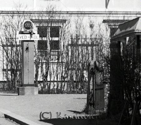 Fastighetsägarna vid Storgatan Kisa
raja
Storgatan Kisa
Bebyggelse bensinpump med skylt ved - kol farmför Naftakiosken 

raja
Till höger står den s k Naftakiosken. Den byttes ut någon gång på 1950-60 talen till en mordernare kioskbyggnad. Den gamla kiosken flyttades ut till Åkviken vid sjön Verveln och blev till sommarstuga.
2011 flyttades den tillbaka till Kisa och kom att hamna på hembygdsgården. 
Källa: Gerd Pettersson

Nyckelord: Storgatan Kisa