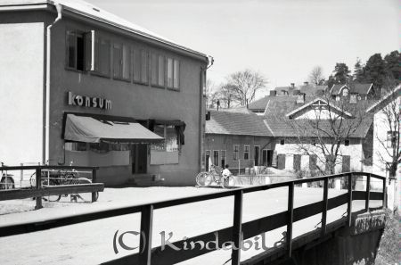 Fastighetsägarna vid Storgatan Kisa
raja
Storgatan Kisa
Bebyggelse bilden tagen från Sandströms skoaffär mot järnvägsbron och Konsum som idag är möbelaffär.

raja
Konsum hade specialavdelning med bl a tyger i planet mot Storgatan. En trappa ned var det speceriaffär med charkavdelning. 
Källa: Gerd Pettersson

raja
I dag håller Kisa Träningscenter till i denna byggnad. Den gamla lägenheten som Konsumföreståndaren bodde i, är renoverad och uthyrd. MVH Ann-Charlotte Nilsson 
Källa: kisalotta

 
Nyckelord: Storgatan Kisa
