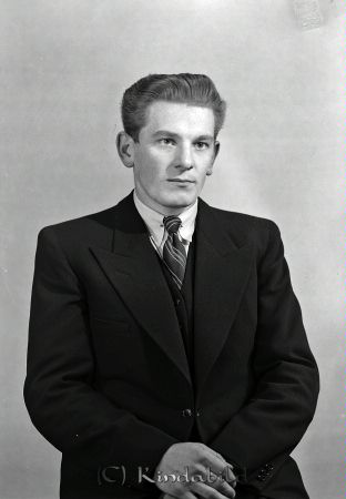 Andersson Alrik Svalsjö
raja
Andersson Alrik
Porträtt-Man

raja
Alrik Andersson född 1910 i Kisa, son till snickare Per August Andersson i Lindhult och Selma Maria Johansson. Han dog 1997 i Kärna förs.
Källa: Kyrkoarkiv Kisa. 
Källa: Gerd Pettersson

Nyckelord: Andersson Svalsjö