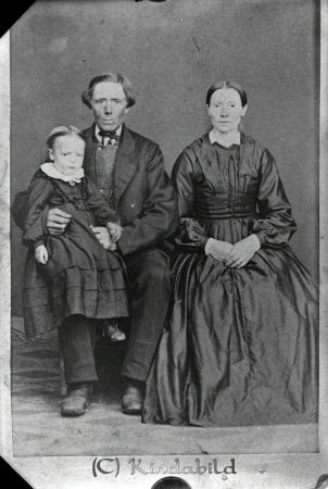 Fru Dahlberg
raja
Fru Dahlberg
Familjeporträtt mor far och en flicka
Nyckelord: Fru Dahlberg