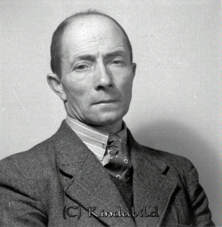 Carlsson Einar Kisa
raja
Carlsson Einar  
Porträtt-Man

Raja
Einar var från Yxefall. Var över i Amerika många gånger. Arbetade som bl.a. lantarbetare. Spelade dragspel.
Källa: clasgoran

raja
Kallades i folkmun "Tyr-Einar". Han sålde tyre bl a i Linköping.
Han skickade tyret på järnvägen i Kisa och cyklade samtidigt till Linköping och var framme och mötte på station.
Han arbetade tillsammans med sin bror Yngve i Amerika.
En annan bror hade Nyans Café i Kisa.
Källa: Studiegruppen hembygdsgården 

Nyckelord: Carlsson Kisa