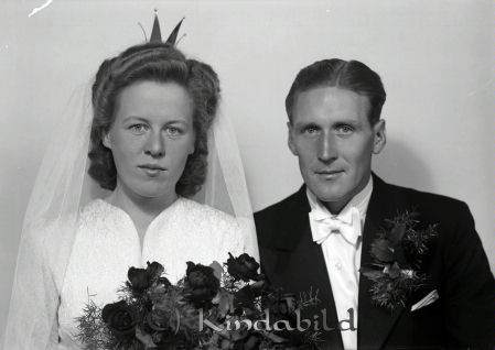 Johansson Bertil Karlsborg Kisa
raja
Johansson Bertil 
Brudpar

raja
Bruden är Anna-Lisa Johansson från Hallingsborg född 1924-06-15
Brudgummen är skriven som chaufför och född 1918-01-17 i Värnamo. Vigda 11 sept 1943 av Julius Elander.
Källa: Svar, Vigselbok
1970 bor Anna-Lisa ensam i Värnamo. 
Källa: Gerd Pettersson 

Nyckelord: Johansson Karlsborg