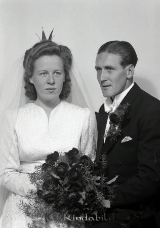 Johansson Bertil Karlsborg Kisa
raja
Johansson Bertil 
Brudpar

raja
Bruden är förbandssortererskan Ester Anna-Lisa Johansson från Hallingsborg.
Källa: SVAR Vigselbok 
Källa: Gerd Pettersson 

Nyckelord: Johansson Karlsborg