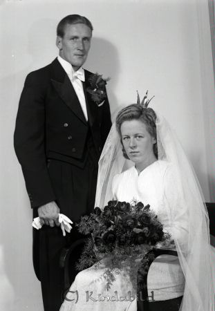 Johansson Bertil Karlsborg Kisa
raja
Johansson Bertil 
Brudpar

raja
Chaufför Karl Bertil Johansson från Karlskog född 1918 och Ester Anna-Lisa Johansson från Hallingsborg född 1924.
Källa: Vigselbok Kisa 
Källa: Gerd Pettersson

Nyckelord: Johansson Karlsborg