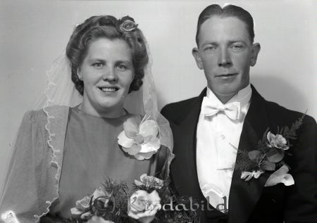 Germundsson Slätmon
raja
Germundsson Slätmon
Brudpar

raja
Einar Germundsson, född 1916 Västra Eneby och Valborg född 1923 i Västra Eneby 
 De har en son Jan Germundsson född 1944 och en dotter Eva Valborg Rosita född 1956.
 1970 bodde familjen på Grönedegatan 33 i Kisa.
 Källa: Studiegruppen hembygdsgården och Folkräkning 1970 
Nyckelord: Germundsson Slätmon