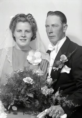 Germundsson Slätmon
raja
Germundsson Slätmon
Brudpar

raja
Skogsarbetare Sven Gustaf Einar Germundsson från Kronstad Hag Slätmon och hembiträdet Helga Valborg Johansson från Bergåkra, Bjerkeryd.
Källa: SVAR Vigselbok 
Källa: Gerd Pettersson 
gepe
Han kom från Fridhem Dansbo och var född 1916 i Västra Eneby. Föräldrar var skogarbetaren Otto Arvid Germundsson och Signe Viktoria född Karlsson
 

Nyckelord: Germundsson Slätmon