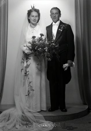 Axel Lejdemark Trehörna
raja 
Axel Lejdemark
Brudpar

raja
Axel Lejdemark född 1907 i Trehörna gift 1943 med Karin Amanda Viola född 1911 i Kisa. 
De fick en son Rune Lejdemark född 1948, gift med Solveig 1973. 
Källa: Gerd Pettersson

Nyckelord: Lejdemark Trehörna