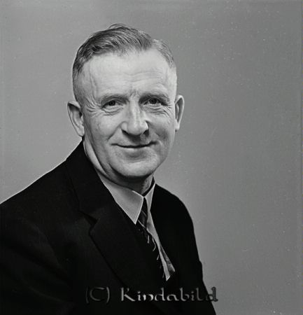 Karlsson Axel Fröåsa Kisa
raja
Karlsson Axel
Porträtt-Man

raja
Axel Karlsson Nystugan, Fröåsa. gift med Maria Johansson 1926 
Källa: Ime

raja
Deras barn: Ingegerd, Valborg, Karl-Arne, Göran, Gunnar och Anna-Märta. 
Källa: mayca
Nyckelord: Karlsson Fröåsa