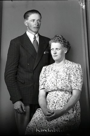 Andersson Folke st Tm Tidersrum
raja
Andersson Folke 
Grupporträtt en kvinna en man
gepe
Brudparet Folke och Eivor Andersson från Stora Tidersrum.
Eivor var syster med NIls Andersson och Margit Sundberg Kisa.
Nyckelord: Andersson Tidersrum