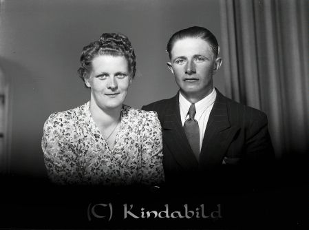 Andersson Folke St Tm Tidersrum
raja
Andersson Folke 
Grupporträtt en kvinna en man
Folke Andesson född 1919 i Tidersrum och Eivor född 1926 i De fick 6 barn. Erik,Elsvig,Eva,Egon,Enaroch Elvy
Bodde senare i Böle och Bänarp.
Källa: Studiegruppen hembygdsgården
Nyckelord: Andersson Tidersrum