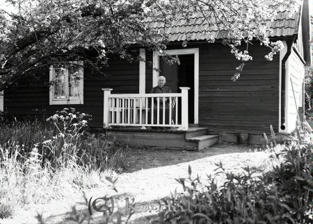 Lamberth Fru Kisa
raja
Lamberth Fru
Porträtt-Kvinna bild tagen i utomhusmiljö där en äldre dam sitter på verandan till sin stuga 

raja
Stugan finns fortfarande kvar och ligger på Grönedegatan på samma tomt som Gruppbostaden vid förbindelsen mot Nygatan.
Källa: Studiegruppen hembygdsgården 
Nyckelord: Lamberth Kisa