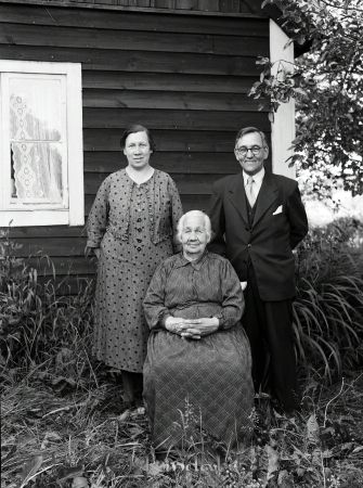 Lamberth Fru Kisa
raja
Lamberth Fru 
Grupporträtt två kvinnor en man bild tagen utanför en stuga

raja
Fru Lamberth med dottern Elin. Elin var hembiträde hos skohandlare David Johansson Kisa. Sista tiden bodde hon i Gustavsborg i Kisa.
Sonen hade bott i Amerika. Kallades därför för svensk-amerikanen. Han lär ha varit med och startat Kisa scoutkår.
Källa: Studiegruppen hembygdsgården 
Nyckelord: Lamberth Kisa