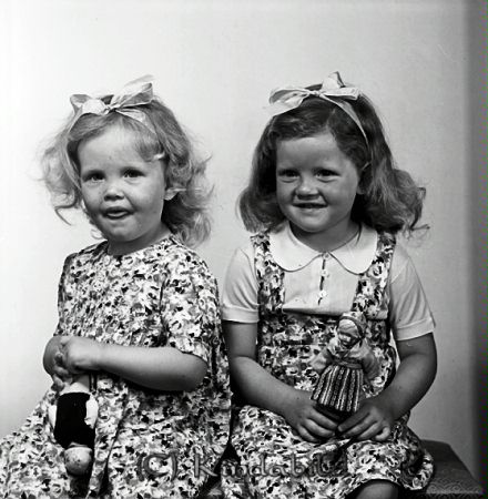 Gustavsson Gerd o Berit Embersvik Björkfors
raja
Gustavsson Gerd o Berit 
Porträtt-Barn två flickor

raja
Gerd född 1941 i Åtvid och Berit Gustavsson född 1943 i Kisa , döttrar till Rikard och Gunni Gustavsson.
 Syskon: Tage född 1938
 Kristina född 1939 i Åtvid
 Inger född 1946 i Kisa.
 1940 bodde de i Nydal Oppeby
 1950 bodde familjen i Härna Nedergård
 1960 bodde de i Godegård
 Källa: Folkräkning och Studiegruppen hembygdsgården

Nyckelord: Gustavsson Embersvik