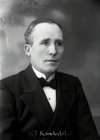 Samuelsson  Carl  Berga  Slätmon
raja
Samuelsson  Carl  Berga  Slätmon

raja
Karl Samuelsson Berga Södergård född 1883, son till Viktor Samuelsson och Kristina Sofia född Pettersson. 
Karl Samuelsson var gift med Maria Charlotte född Gustavsson.
De hade två söner Erik född 1916 och Lennart född 1927.
Källa: Bygden kring Slätmon
Källa: Gerd Pettersson 

Nyckelord: Samuelsson Berga